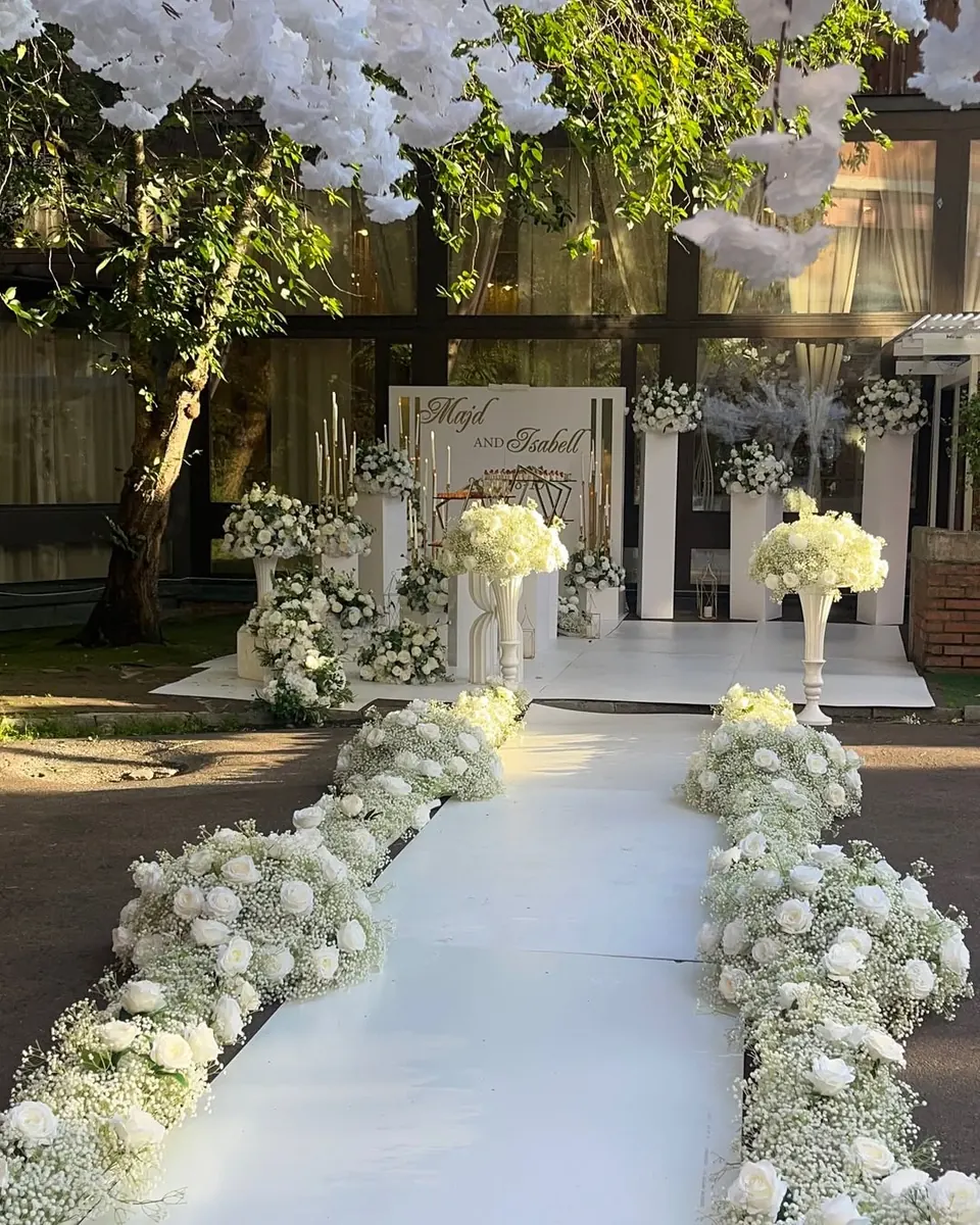 Blomsterdekorerad entré inför bröllopsfest